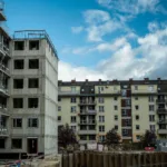 Plac budowy obok nowych budynków mieszkalnych w mieście
