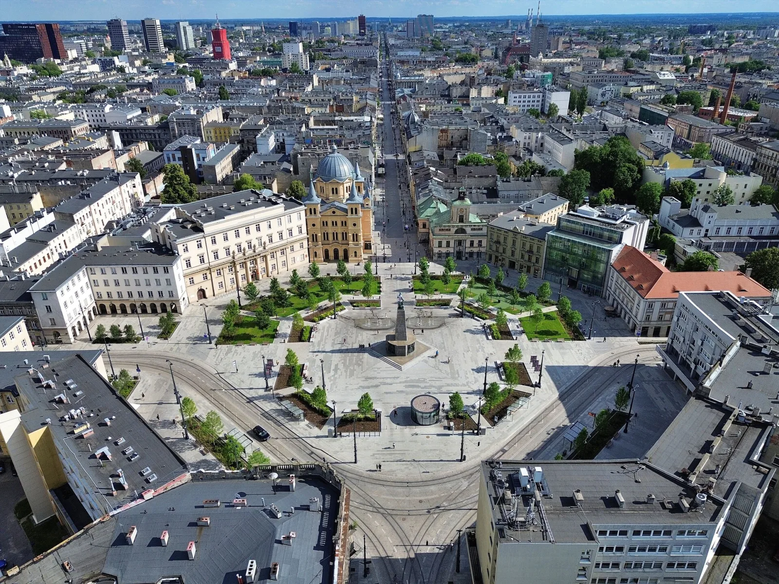 Plac Wolności w Łodzi z lotu ptaka, początek ulicy Piotrkowskiej