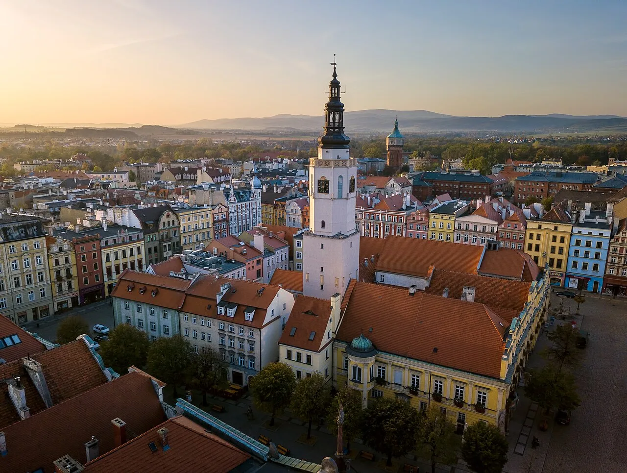 Rynek w Świdnicy z wieżą ratuszową z lotu ptaka, największe miasto na literę Ś