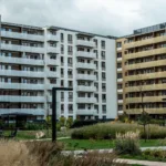 Nowe bloki mieszkalne na osiedlu deweloperskim w dużym mieście