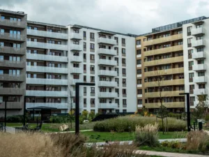 Nowe bloki mieszkalne na osiedlu deweloperskim w dużym mieście