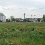 Tereny postoczniowe Młodego Miasta w Gdańsku z dźwigami budowlanymi