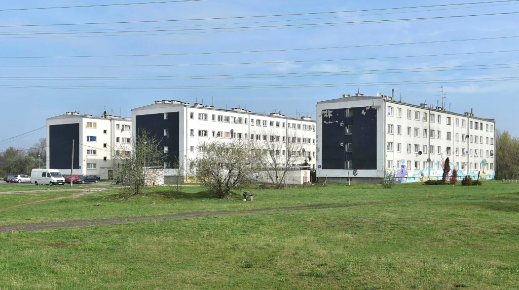 Trzy bloki osiedla Dudziarska 40, 40A i 40B w Warszawie w 2016 roku, jeszcze przed wysiedleniem lokatorów