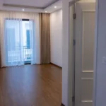 Puste, jasne mieszkanie z balkonem czekające na najemcę