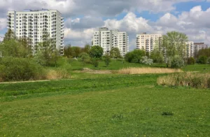 Dojrzałe osiedle Służew nad Dolinką w Warszawie z parkiem: mieszkania z rynku wtórnego