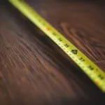 Rozwinięta miarka budowlana z bliska, pomiar powierzchni mieszkania